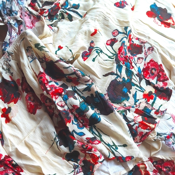 🆕🌿FLORAL CUT OUT ROMPER🌿 - Picture 2 of 8